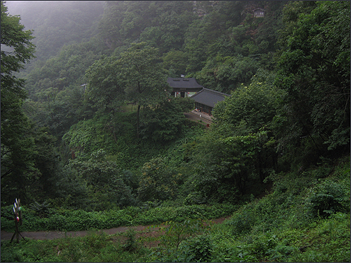 구절사 전경. 사진 우측 상단에 보이는 작은 건물이 산신각이다. 